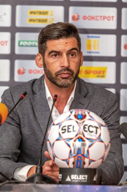 ODESSA, UKRAINE - 15 Temmuz 2017: UEFA Sepercup Kupası maçı sırasında FC Shakhtar Donetsk Paulo Fonseca teknik direktörünün basın toplantısı. Paulo Fonseca bir basın toplantısında yakın çekim