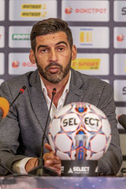 ODESSA, UKRAINE - 15 Temmuz 2017: UEFA Sepercup Kupası maçı sırasında FC Shakhtar Donetsk Paulo Fonseca teknik direktörünün basın toplantısı. Paulo Fonseca bir basın toplantısında yakın çekim