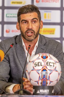 ODESSA, UKRAINE - 15 Temmuz 2017: UEFA Sepercup Kupası maçı sırasında FC Shakhtar Donetsk Paulo Fonseca teknik direktörünün basın toplantısı. Paulo Fonseca bir basın toplantısında yakın çekim