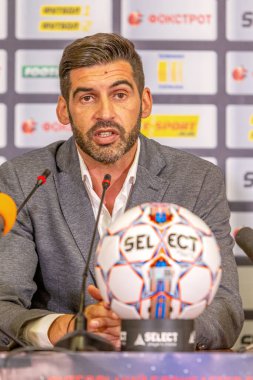 ODESSA, UKRAINE - 15 Temmuz 2017: UEFA Sepercup Kupası maçı sırasında FC Shakhtar Donetsk Paulo Fonseca teknik direktörünün basın toplantısı. Paulo Fonseca bir basın toplantısında yakın çekim
