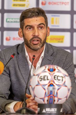 ODESSA, UKRAINE - 15 Temmuz 2017: UEFA Sepercup Kupası maçı sırasında FC Shakhtar Donetsk Paulo Fonseca teknik direktörünün basın toplantısı. Paulo Fonseca bir basın toplantısında yakın çekim