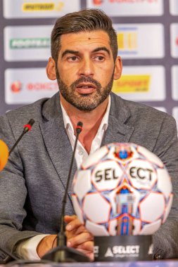 ODESSA, UKRAINE - 15 Temmuz 2017: UEFA Sepercup Kupası maçı sırasında FC Shakhtar Donetsk Paulo Fonseca teknik direktörünün basın toplantısı. Paulo Fonseca bir basın toplantısında yakın çekim