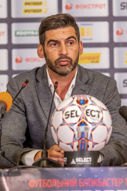 ODESSA, UKRAINE - 15 Temmuz 2017: UEFA Sepercup Kupası maçı sırasında FC Shakhtar Donetsk Paulo Fonseca teknik direktörünün basın toplantısı. Paulo Fonseca bir basın toplantısında yakın çekim