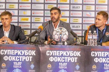 ODESSA, UKRAINE - 15 Temmuz 2017: UEFA Sepercup Kupası maçı sırasında FC Shakhtar Donetsk Paulo Fonseca teknik direktörünün basın toplantısı. Paulo Fonseca bir basın toplantısında yakın çekim