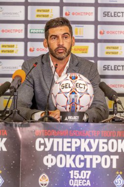 ODESSA, UKRAINE - 15 Temmuz 2017: UEFA Sepercup Kupası maçı sırasında FC Shakhtar Donetsk Paulo Fonseca teknik direktörünün basın toplantısı. Paulo Fonseca bir basın toplantısında yakın çekim