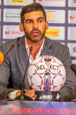 ODESSA, UKRAINE - 15 Temmuz 2017: UEFA Sepercup Kupası maçı sırasında FC Shakhtar Donetsk Paulo Fonseca teknik direktörünün basın toplantısı. Paulo Fonseca bir basın toplantısında yakın çekim