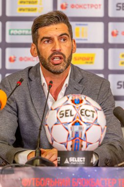 ODESSA, UKRAINE - 15 Temmuz 2017: UEFA Sepercup Kupası maçı sırasında FC Shakhtar Donetsk Paulo Fonseca teknik direktörünün basın toplantısı. Paulo Fonseca bir basın toplantısında yakın çekim