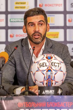 ODESSA, UKRAINE - 15 Temmuz 2017: UEFA Sepercup Kupası maçı sırasında FC Shakhtar Donetsk Paulo Fonseca teknik direktörünün basın toplantısı. Paulo Fonseca bir basın toplantısında yakın çekim
