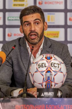 ODESSA, UKRAINE - 15 Temmuz 2017: UEFA Sepercup Kupası maçı sırasında FC Shakhtar Donetsk Paulo Fonseca teknik direktörünün basın toplantısı. Paulo Fonseca bir basın toplantısında yakın çekim