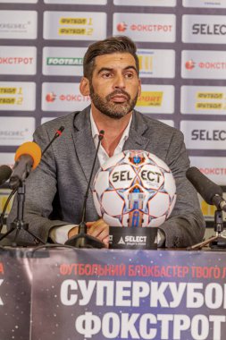 ODESSA, UKRAINE - 15 Temmuz 2017: UEFA Sepercup Kupası maçı sırasında FC Shakhtar Donetsk Paulo Fonseca teknik direktörünün basın toplantısı. Paulo Fonseca bir basın toplantısında yakın çekim