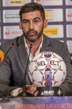 ODESSA, UKRAINE - 15 Temmuz 2017: UEFA Sepercup Kupası maçı sırasında FC Shakhtar Donetsk Paulo Fonseca teknik direktörünün basın toplantısı. Paulo Fonseca bir basın toplantısında yakın çekim