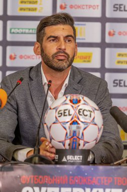 ODESSA, UKRAINE - 15 Temmuz 2017: UEFA Sepercup Kupası maçı sırasında FC Shakhtar Donetsk Paulo Fonseca teknik direktörünün basın toplantısı. Paulo Fonseca bir basın toplantısında yakın çekim