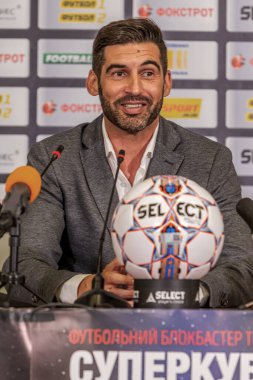 ODESSA, UKRAINE - 15 Temmuz 2017: UEFA Sepercup Kupası maçı sırasında FC Shakhtar Donetsk Paulo Fonseca teknik direktörünün basın toplantısı. Paulo Fonseca bir basın toplantısında yakın çekim