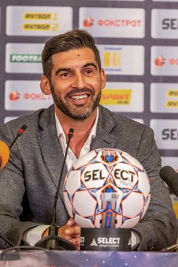 ODESSA, UKRAINE - 15 Temmuz 2017: UEFA Sepercup Kupası maçı sırasında FC Shakhtar Donetsk Paulo Fonseca teknik direktörünün basın toplantısı. Paulo Fonseca bir basın toplantısında yakın çekim