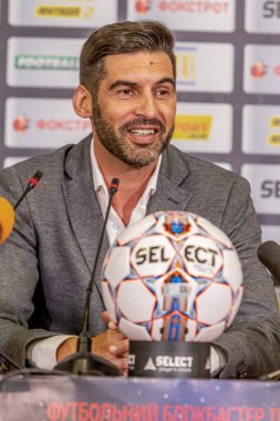 ODESSA, UKRAINE - 15 Temmuz 2017: UEFA Sepercup Kupası maçı sırasında FC Shakhtar Donetsk Paulo Fonseca teknik direktörünün basın toplantısı. Paulo Fonseca bir basın toplantısında yakın çekim