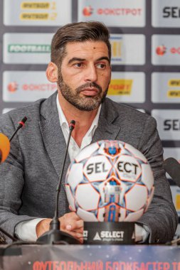 ODESSA, UKRAINE - 15 Temmuz 2017: UEFA Sepercup Kupası maçı sırasında FC Shakhtar Donetsk Paulo Fonseca teknik direktörünün basın toplantısı. Paulo Fonseca bir basın toplantısında yakın çekim