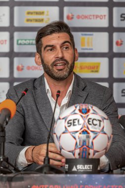 ODESSA, UKRAINE - 15 Temmuz 2017: UEFA Sepercup Kupası maçı sırasında FC Shakhtar Donetsk Paulo Fonseca teknik direktörünün basın toplantısı. Paulo Fonseca bir basın toplantısında yakın çekim
