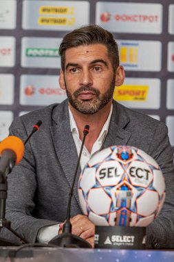 ODESSA, UKRAINE - 15 Temmuz 2017: UEFA Sepercup Kupası maçı sırasında FC Shakhtar Donetsk Paulo Fonseca teknik direktörünün basın toplantısı. Paulo Fonseca bir basın toplantısında yakın çekim