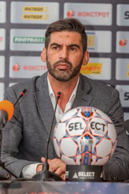 ODESSA, UKRAINE - 15 Temmuz 2017: UEFA Sepercup Kupası maçı sırasında FC Shakhtar Donetsk Paulo Fonseca teknik direktörünün basın toplantısı. Paulo Fonseca bir basın toplantısında yakın çekim