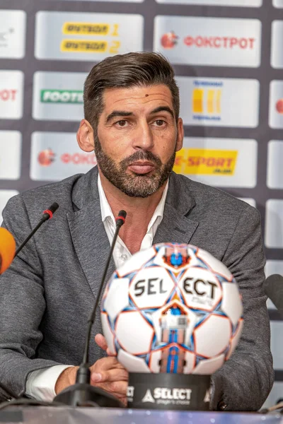 ODESSA, UKRAINE - 15 Temmuz 2017: UEFA Sepercup Kupası maçı sırasında FC Shakhtar Donetsk Paulo Fonseca teknik direktörünün basın toplantısı. Paulo Fonseca bir basın toplantısında yakın çekim
