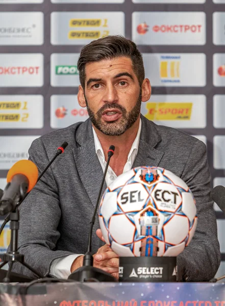 ODESSA, UKRAINE - 15 Temmuz 2017: UEFA Sepercup Kupası maçı sırasında FC Shakhtar Donetsk Paulo Fonseca teknik direktörünün basın toplantısı. Paulo Fonseca bir basın toplantısında yakın çekim