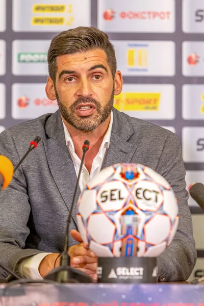 ODESSA, UKRAINE - 15 Temmuz 2017: UEFA Sepercup Kupası maçı sırasında FC Shakhtar Donetsk Paulo Fonseca teknik direktörünün basın toplantısı. Paulo Fonseca bir basın toplantısında yakın çekim