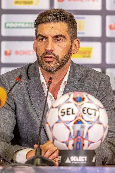 ODESSA, UKRAINE - 15 Temmuz 2017: UEFA Sepercup Kupası maçı sırasında FC Shakhtar Donetsk Paulo Fonseca teknik direktörünün basın toplantısı. Paulo Fonseca bir basın toplantısında yakın çekim