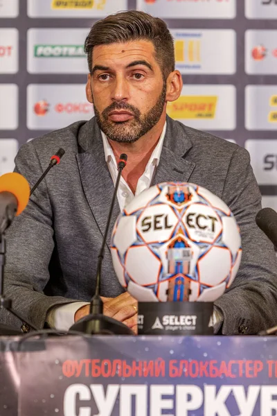 ODESSA, UKRAINE - 15 Temmuz 2017: UEFA Sepercup Kupası maçı sırasında FC Shakhtar Donetsk Paulo Fonseca teknik direktörünün basın toplantısı. Paulo Fonseca bir basın toplantısında yakın çekim