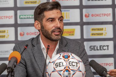 ODESSA, UKRAINE - 15 Temmuz 2017: UEFA Sepercup Kupası maçı sırasında FC Shakhtar Donetsk Paulo Fonseca teknik direktörünün basın toplantısı. Paulo Fonseca bir basın toplantısında yakın çekim