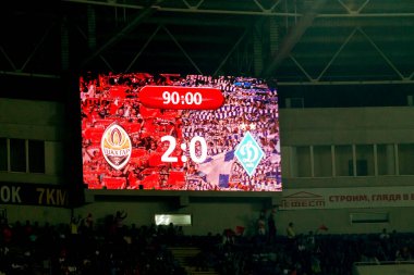 ODESSA, UKRAINE - 2018: Dijital ICE A UEFA Şampiyonlar Ligi reklam panosu bir futbol maçı sırasında stadyumda görülebilir. Maç sırasında stadyumdaki elektronik bilgi panosu