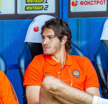 ODESSA, UKRAINE - 15.07.2018: FC SHAKHTER Donetsk oyuncuları, FC Dinamo Kiev ile oynanan UEFA Kupası maçından önce yedek kulübesinde. Yedekteki futbolcular