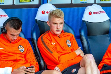 ODESSA, UKRAINE - 15.07.2018: FC SHAKHTER Donetsk oyuncuları, FC Dinamo Kiev ile oynanan UEFA Kupası maçından önce yedek kulübesinde. Yedekteki futbolcular