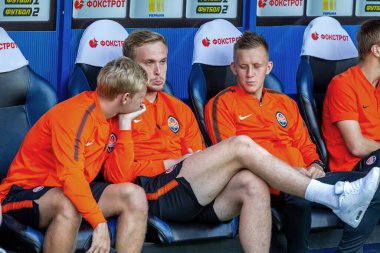 ODESSA, UKRAINE - 15.07.2018: FC SHAKHTER Donetsk oyuncuları, FC Dinamo Kiev ile oynanan UEFA Kupası maçından önce yedek kulübesinde. Yedekteki futbolcular