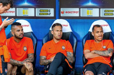 ODESSA, UKRAINE - 15.07.2018: FC SHAKHTER Donetsk oyuncuları, FC Dinamo Kiev ile oynanan UEFA Kupası maçından önce yedek kulübesinde. Yedekteki futbolcular