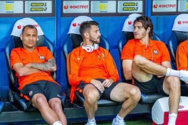 ODESSA, UKRAINE - 15.07.2018: FC SHAKHTER Donetsk oyuncuları, FC Dinamo Kiev ile oynanan UEFA Kupası maçından önce yedek kulübesinde. Yedekteki futbolcular