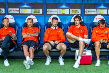 ODESSA, UKRAINE - 15.07.2018: FC SHAKHTER Donetsk oyuncuları, FC Dinamo Kiev ile oynanan UEFA Kupası maçından önce yedek kulübesinde. Yedekteki futbolcular