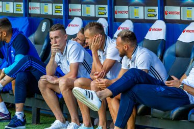 ODESSA, UKRAINE - 15.07.2018: FC Dinamo Kiev 'in oyuncuları, FC Shakhtar Donetsk ile oynanan UEFA Kupası maçından önce yedek kulübesinde. Yedekteki futbolcular