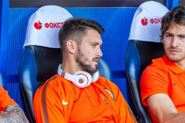 ODESSA, UKRAINE - 15.07.2018: FC SHAKHTER Donetsk oyuncuları, FC Dinamo Kiev ile oynanan UEFA Kupası maçından önce yedek kulübesinde. Yedekteki futbolcular