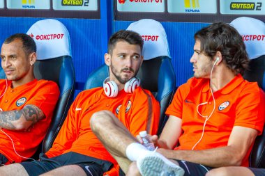 ODESSA, UKRAINE - 15.07.2018: FC SHAKHTER Donetsk oyuncuları, FC Dinamo Kiev ile oynanan UEFA Kupası maçından önce yedek kulübesinde. Yedekteki futbolcular