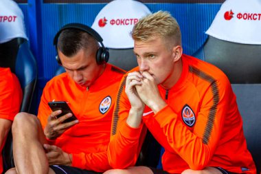 ODESSA, UKRAINE - 15.07.2018: FC SHAKHTER Donetsk oyuncuları, FC Dinamo Kiev ile oynanan UEFA Kupası maçından önce yedek kulübesinde. Yedekteki futbolcular