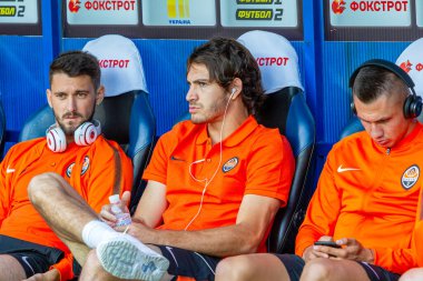 ODESSA, UKRAINE - 15.07.2018: FC SHAKHTER Donetsk oyuncuları, FC Dinamo Kiev ile oynanan UEFA Kupası maçından önce yedek kulübesinde. Yedekteki futbolcular