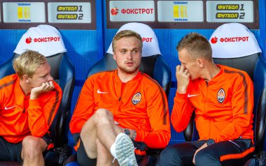 ODESSA, UKRAINE - 15.07.2018: FC SHAKHTER Donetsk oyuncuları, FC Dinamo Kiev ile oynanan UEFA Kupası maçından önce yedek kulübesinde. Yedekteki futbolcular