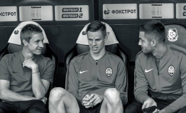 ODESSA, UKRAINE - 15.07.2018: FC SHAKHTER Donetsk oyuncuları, FC Dinamo Kiev ile oynanan UEFA Kupası maçından önce yedek kulübesinde. Yedekteki futbolcular