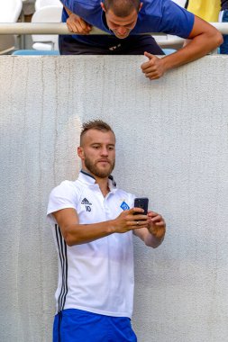 ODESSA, UKRAINE - 15.07.2018: FC Dinamo Kiev 'in oyuncuları, FC Shakhtar Donetsk ile oynanan UEFA Kupası maçından önce yedek kulübesinde. Yedekteki futbolcular