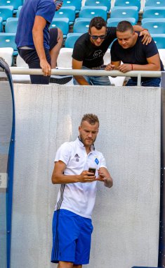 ODESSA, UKRAINE - 15.07.2018: FC Dinamo Kiev 'in oyuncuları, FC Shakhtar Donetsk ile oynanan UEFA Kupası maçından önce yedek kulübesinde. Yedekteki futbolcular