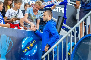 ODESSA, UKRAINE - 15.07.2018: FC Dinamo Kiev 'in oyuncuları, FC Shakhtar Donetsk ile oynanan UEFA Kupası maçından önce yedek kulübesinde. Yedekteki futbolcular