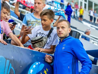 ODESSA, UKRAINE - 15.07.2018: FC Dinamo Kiev 'in oyuncuları, FC Shakhtar Donetsk ile oynanan UEFA Kupası maçından önce yedek kulübesinde. Yedekteki futbolcular