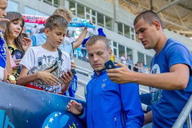 ODESSA, UKRAINE - 15.07.2018: FC Dinamo Kiev 'in oyuncuları, FC Shakhtar Donetsk ile oynanan UEFA Kupası maçından önce yedek kulübesinde. Yedekteki futbolcular