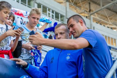 ODESSA, UKRAINE - 15.07.2018: FC Dinamo Kiev 'in oyuncuları, FC Shakhtar Donetsk ile oynanan UEFA Kupası maçından önce yedek kulübesinde. Yedekteki futbolcular