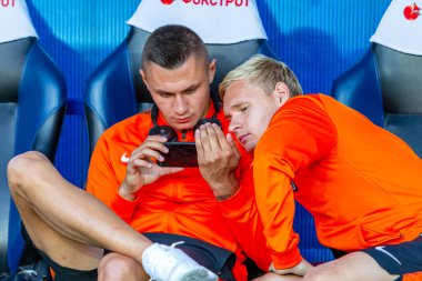ODESSA, UKRAINE - 15.07.2018: FC SHAKHTER Donetsk oyuncuları, FC Dinamo Kiev ile oynanan UEFA Kupası maçından önce yedek kulübesinde. Yedekteki futbolcular